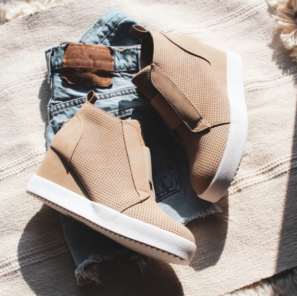 🚨//Summer Essentials// Taupe Wedge Sneaker - Picture 2 of 8